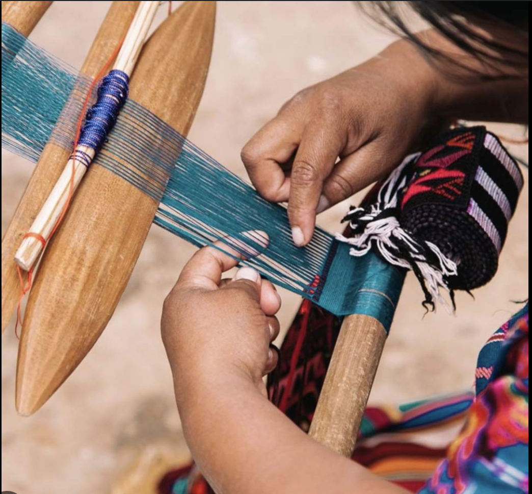 La Magia del Telar de Cintura en la Creación de Cinturones de Piel Guatemaltecos